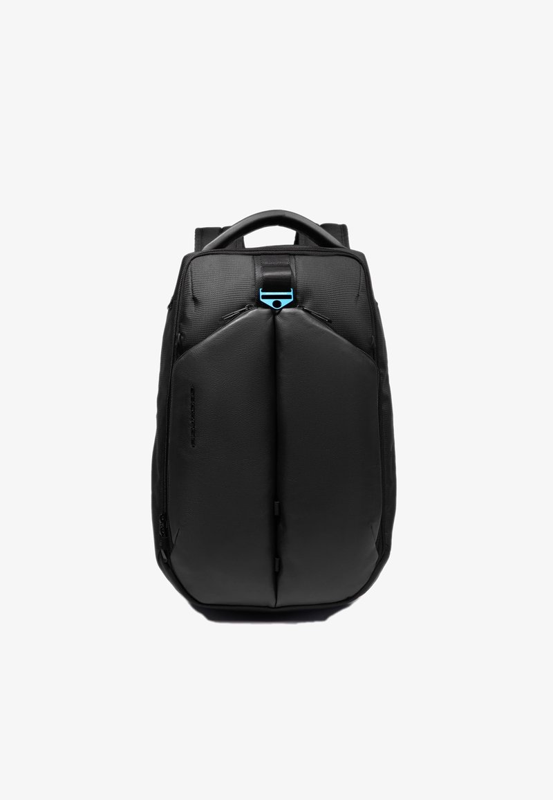 Zwarte rugzak met een geborsteld oppervlak, voorzien van een centrale scheiding, twee zijritsen en een blauw accentgespje op het bovenste handvat.