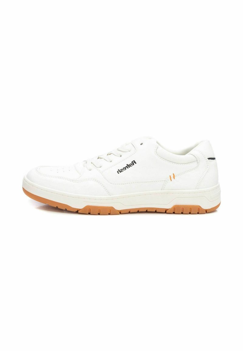Zapatilla de cuero blanca con puntera redondeada, cuello acolchado, parte frontal con cordones y suela de goma texturizada. Presenta un acento y logo en naranja.