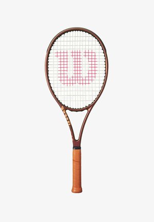 Wilson Tennisschläger mit braunem Rahmen, orangefarbigem Griff, weißen Saiten und einem roten "W"-Logo in der Mitte. Verfügt über eine klassische ovale Form.