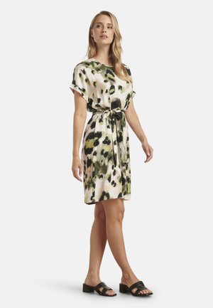 Kurzes Kleid aus leichtem Stoff mit grün-schwarzem Punktenmuster, tailliert mit einem passenden Gürtel, knieumspielend.