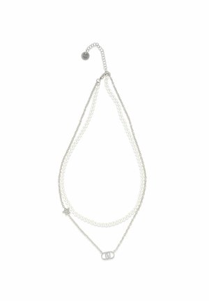Collana a doppio strato con un filo di piccole perle bianche e una catena d'argento con ciondoli a forma di stella e di doppia D ovale.