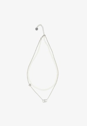 Collana a doppio strato con un filo di piccole perle bianche e una catena d'argento con ciondoli a forma di stella e di doppia D ovale.