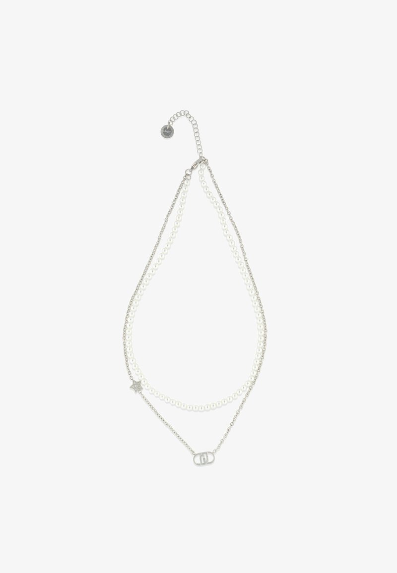 Collier à double rang avec un rang de petites perles blanches et une chaîne argentée ornée de pendentifs en forme d'étoile et de double-D ovale.