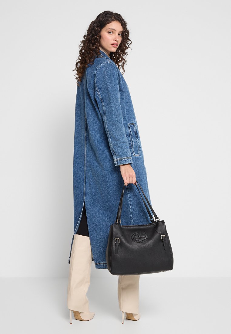 Denim-Langmantel mit Seitenschlitzen, schwarze Handtasche mit Logodetails und cremefarbene High-Heels. Mit entspannter Passform und klassischer blauer Farbe.