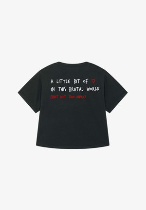 Maglietta nera a maniche corte con grande scritta bianca e rossa sul retro, che trasmette un messaggio giocoso con un simbolo a forma di cuore.