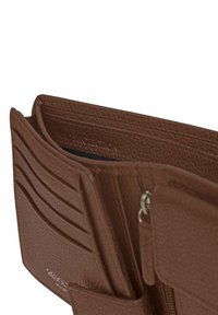 Billetera de cuero marrón con múltiples ranuras para tarjetas, un bolsillo con cremallera para monedas y el texto en relieve "Protección RFID" en el interior.
