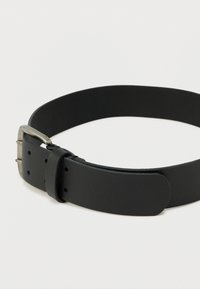Čierny kožený opasok s hladkou textúrou, obdĺžnikovou kovovou prackou s strieborným tónom a viacerými dierkami na prispôsobenie dĺžky.