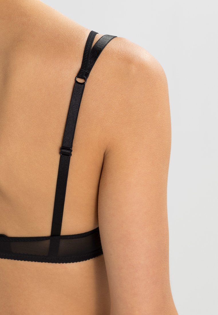 Ona va yosh qizi porno video Olomonning yosh ayolning ogziga otirgan porno videosi