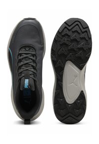 Zwarte en grijze sport sneakers met een bovenwerk van mesh, vetersluiting, rubberen zool met een gestructureerd loopvlak en blauwe accenten.
