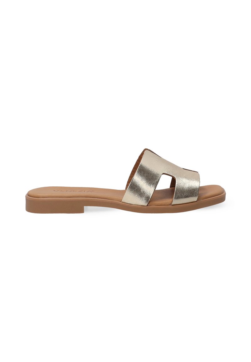 Metallic guld slide sandal med to udsnitte stropper, flad brun sål og glat læderoverflade. Enkel og moderne design uden pynt.