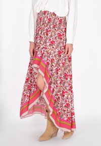Floraler Maxikleid mit einem pink-weißen Muster, ausgestattet mit einem smockierten Taillenbund und bunten Streifenakzenten entlang des Saums.