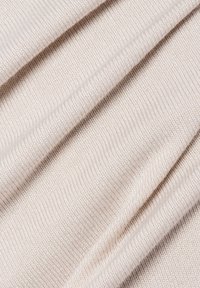 Tessuto in beige chiaro con una texture a coste, caratterizzato da sottili linee orizzontali. Morbido, flessibile e liscio.