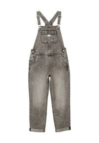 Pantalones de mezclilla gris en forma de mono con tirantes ajustables, bolsillo frontal y botones en los laterales; diseño de pierna recta con dobladillos enrollados.
