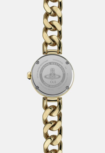 Montre à maillons dorés avec un boîtier rond en acier inoxydable argenté au dos. Détails gravés comprenant le nom de la marque et le modèle, ainsi qu'une évaluation de résistance à l'eau.