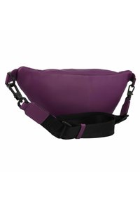 Paarse leren tas met een gestructureerde, gebogen vorm en een zwarte verstelbare schouderband. Voorzien van contrasterende stiksels en metalen hardwareaccenten.