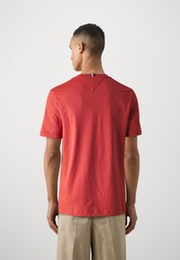 Tommy Hilfiger CHEST STRIPE TEE - Tričko s potlačou - terra red