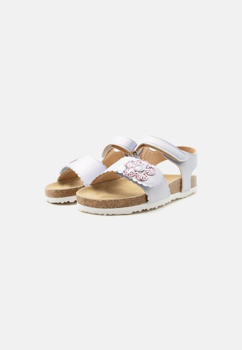 Sandales blanches pour enfants avec des brides réglables, une semelle en liège et une décoration florale rose perlée sur la bride avant.