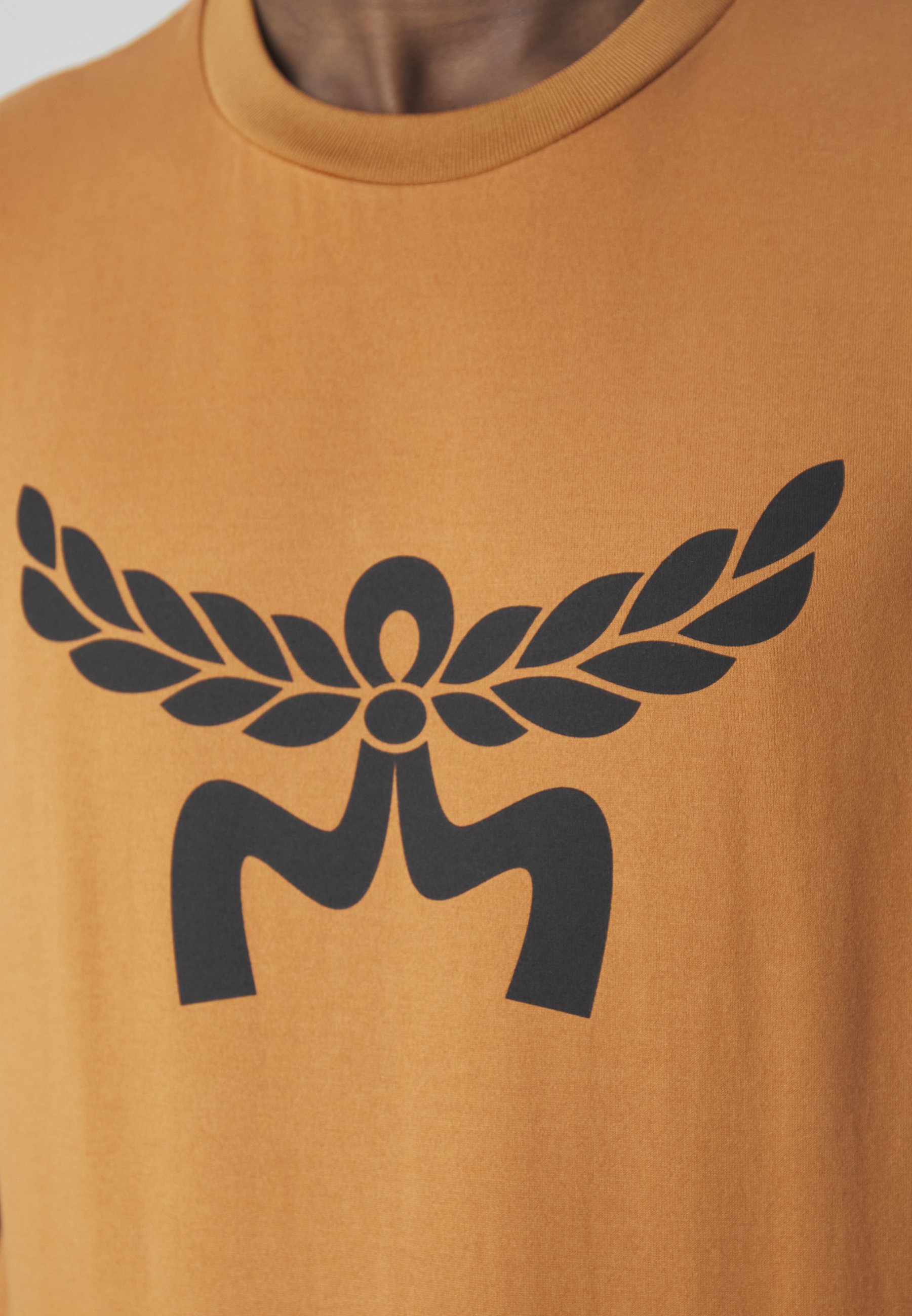 Tシャツ・カットソー MCM CARAMEL COTTON T-SHIRT MCM COLLECTION SLEEVES TEE - Print T-shirt - cognac - Zalando