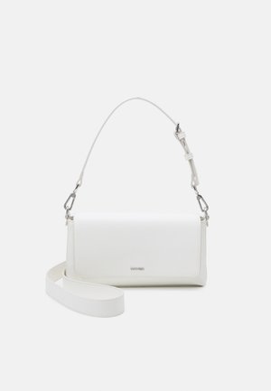 Bolso de mano de cuero blanco rectangular con solapa frontal, herrajes plateados, correa de hombro desmontable y mango corto.