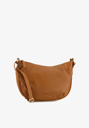 Sac en cuir marron à porter en travers, avec une texture lisse, une fermeture à glissière et une sangle ajustable. Présente un logo discret sur le devant.