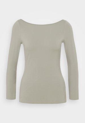 Lys beige langærmet tætsiddende top med bred rund halsudskæring, vist mod en hvid baggrund.