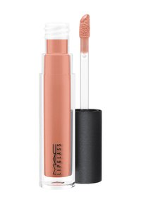 Gloss à lèvres MAC dans un tube transparent, présentant une teinte nude douce, avec un applicateur clair et un capuchon noir mat. Texture lisse.