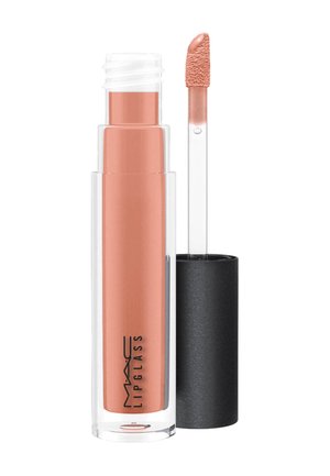Mac Lipglass w przezroczystej butelce, w delikatnym odcieniu nude, z przezroczystą aplikatorem i matową czarną zakrętką. Gładka tekstura.