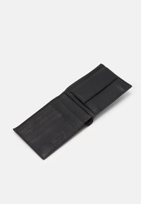 Portafoglio in pelle nera, con una finitura testurizzata, multiple tasche per carte e chiusura a pattina. Caratterizzato da un sottile logo impresso sulla superficie.