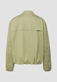 Leichte Jacke in hellem Olivgrün mit langen Ärmeln, elastischen Bündchen und Saum, von hinten vor schlichtem Hintergrund gezeigt.