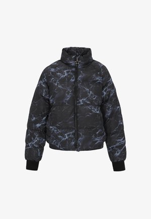 Gewatteerde zwarte jas met een marmerpatroon in donkeren blauw en grijs, hoge kraag, ritssluiting en zwarte geribbelde manchetten.