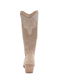 Bota western de ante en tono marrón claro con diseño perforado y costuras decorativas. Presenta un tacón apilado y brillantes decorativos en el cañón.