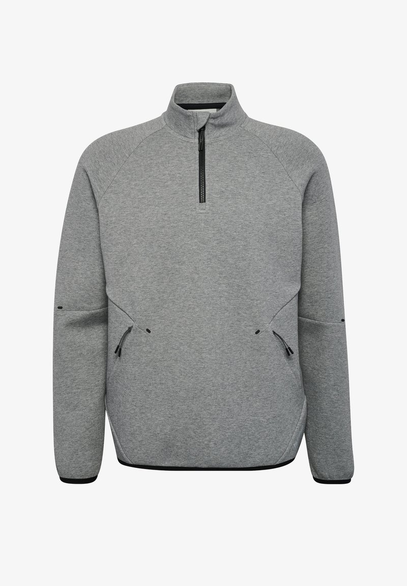 Grå fleecepullover med hög krage, halvdragkedja framtill och två dragkedjefickor på sidorna. Har raglanärmar och svarta detaljer.
