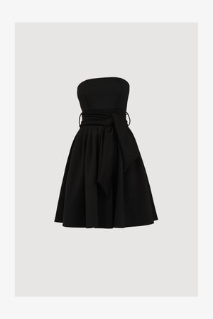 Schwarzes trägerloses Kleid mit tailliertem Oberteil und schwingendem Rock. Verfügt über einen breiten, aus glattem Material gefertigten Stoffgürtel, der in der Taille gebunden ist.