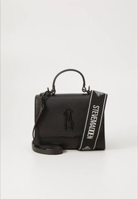 Schwarze Lederhandtasche mit Struktur, einem Tragegriff oben und einem abnehmbaren Schulterriemen, der das „STEVE MADDEN“-Logo in Weiß zeigt. Quadratische Form.