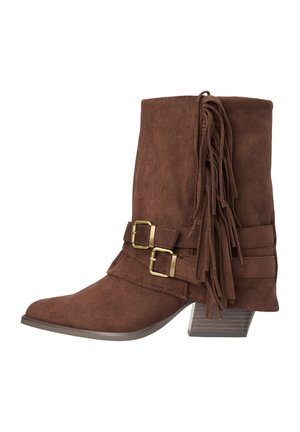 Bottine marron en daim avec talon compensé, deux boucles dorées et une frange décorative le long du côté.