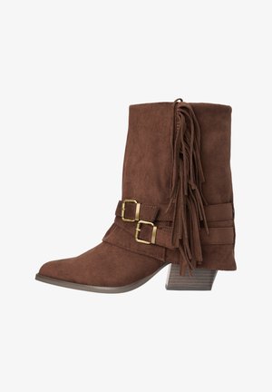 Bottine marron en daim avec talon compensé, deux boucles dorées et une frange décorative le long du côté.