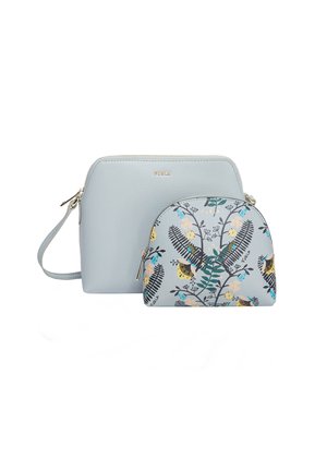 Zwei hellblaue Furla Täschchen, eines einfarbig mit Riemen und eines kleiner mit Blumen- und Vogelmotiv, beide mit goldfarbenen Reißverschlussverschlüssen.