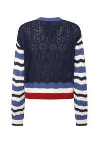 Pull en tricot avec un dos bleu marine, des manches rayées en bleu, blanc et rouge, présentant un design texturé et un ourlet côtelé.