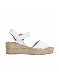 Witte leren wedge sandalen met een espadrille jute platform, open teen en verstelbare enkelriem. Getextureerde bovenkant en gestikte details.