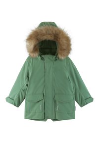 Parka impermeabile verde con cappuccio in pelliccia sintetica. Presenta due tasche anteriori con patta e polsini regolabili. Texture liscia, design funzionale.