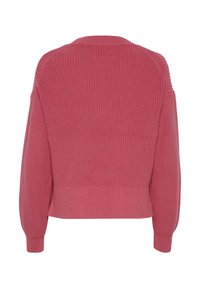 Teksturowany różowy sweter dzianinowy z okrągłym dekoltem, w luźnym fasonie, z prążkowanymi mankietami i dołem. Tył ma jednolitą konstrukcję bez ozdobników.