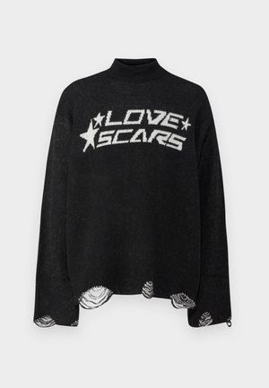 Suéter negro con cuello alto, que presenta el texto "LOVE SCARS" en blanco y un dobladillo desgastado con cortes curvos.