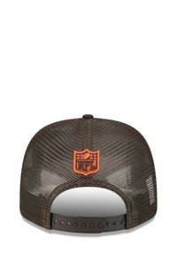 Braune Netz-Basketballmütze mit einem verstellbaren Plastikverschluss. Mit einem orangefarbenen NFL-Logo-Patch auf der Rückseite und einer strukturierten Oberfläche.