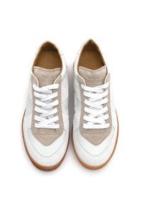 Weiße und hellgraue Sneakers aus einer Kombination von Leder und Wildleder, mit weißen Schnürsenkeln, runder Zehenpartie und Gummisohle.