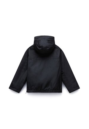 Giacca nera impermeabile con cappuccio, orlo elastico e maniche lunghe. Texture liscia con design minimalista e senza loghi visibili.