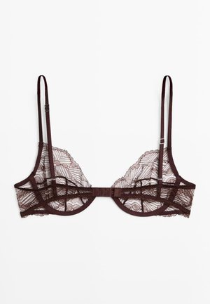 Doorzichtig donkerbruin kanten beha met dunne verstelbare bandjes en vooraan haak- en oogsluiting, plat gelegd op een witte achtergrond.