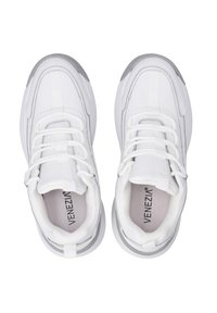 Weiße Sneaker mit grauen Akzenten, Schnürdesign, gepolstertem Sohle, strukturierten Paneelen und Logo auf der Zunge. Glattes, synthetisches Material.