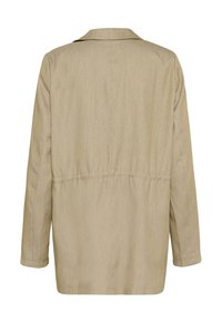 Beige, leichtgewichtige Jacke mit Kragen, langen Ärmeln und elastischem Bund. Hat eine glatte Textur mit einem subtilen Glanz.