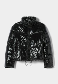 Černá prošívaná péřová bunda z lesklého materiálu. Má vysoký límec, zipové zapínání a nastavitelný šňůrkový lem.