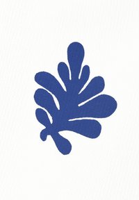 Blaues abstraktes Blattform mit abgerundeten Lappen auf einem weißen strukturierten Stoffhintergrund.